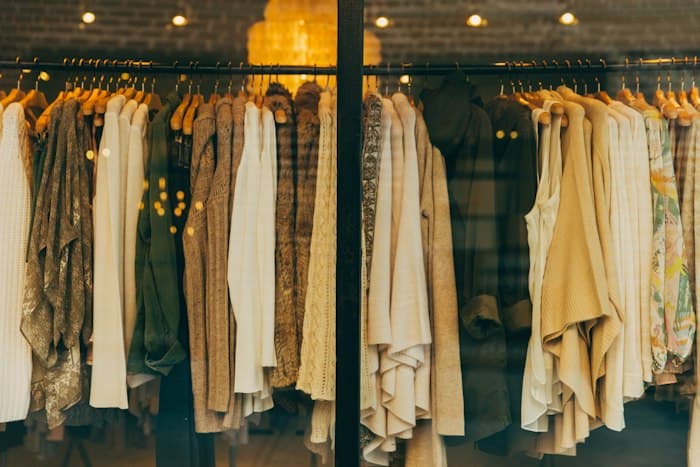Rack de ropa con prendas de la colección
